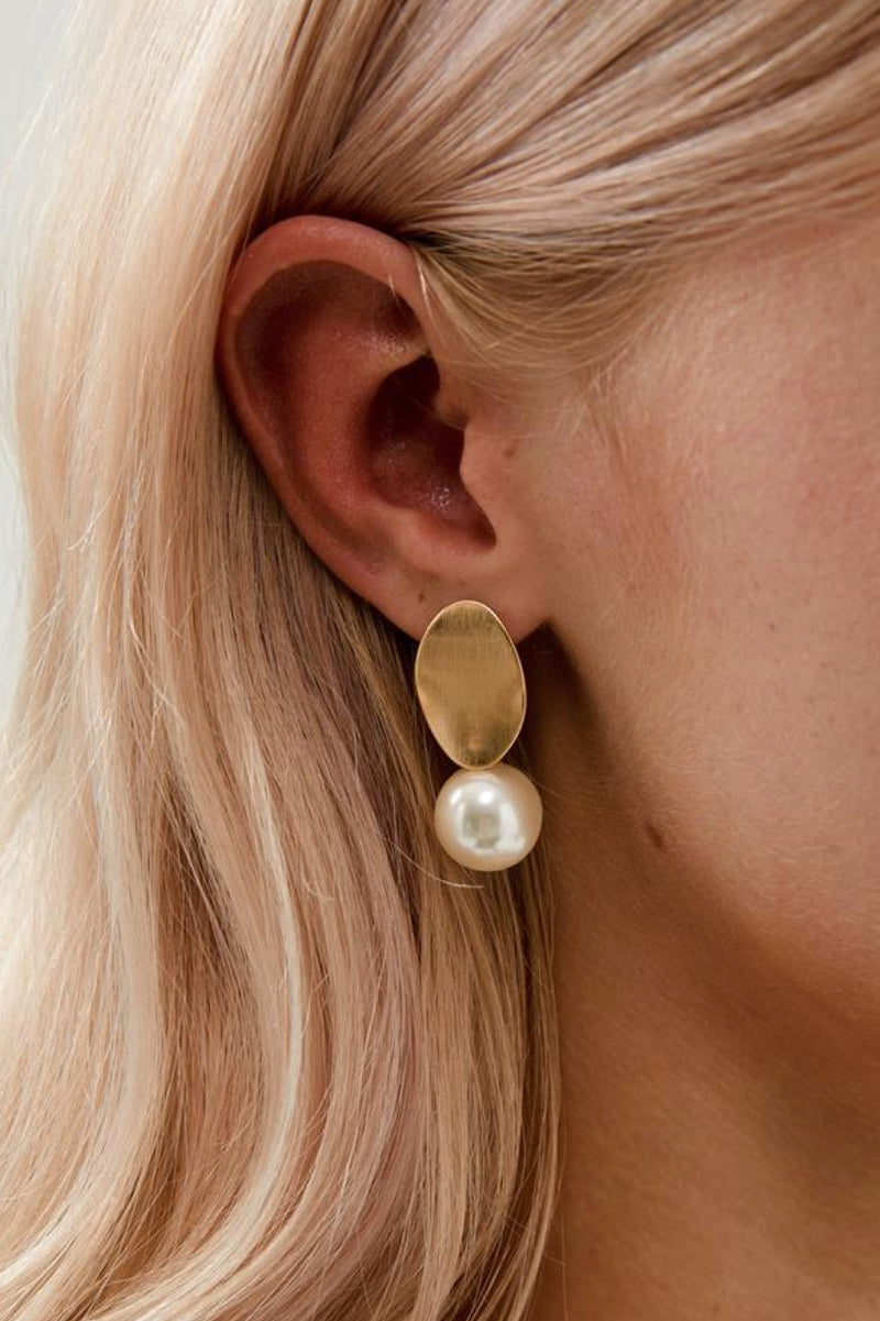 Kallista Pearl Drop Earrings- Gold Closeup view