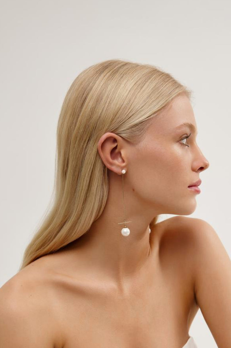 Girl Wearing Isla - Long Pearl Wedding Earrings - Gold